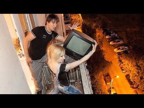 Наш самый первый ролик / Выкинули телевизор с 5 этажа смотреть онлайн