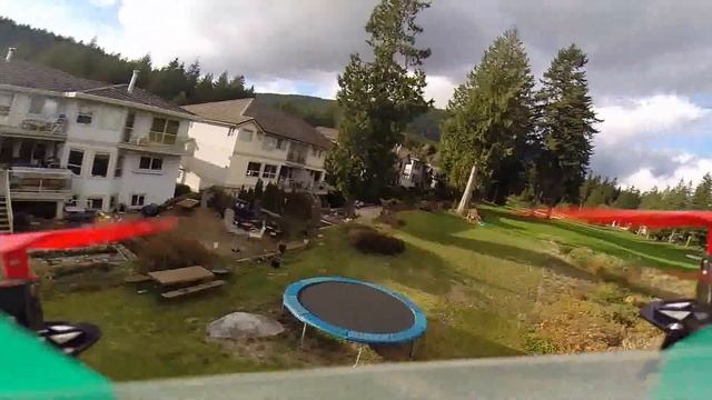 На квадрокоптере вокруг дома смотреть онлайн