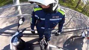 50 СС мотобат остановил скутер. Первая остановка