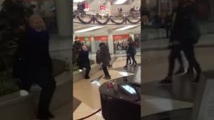 Парень красиво сыграл на пианино в торговом центре