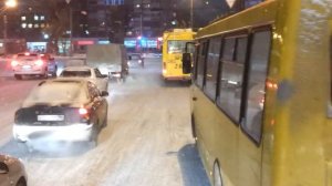 Автобус сломался. Идет в гараж.