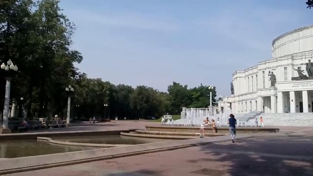 Фонтан в Минске у оперного театра. смотреть онлайн