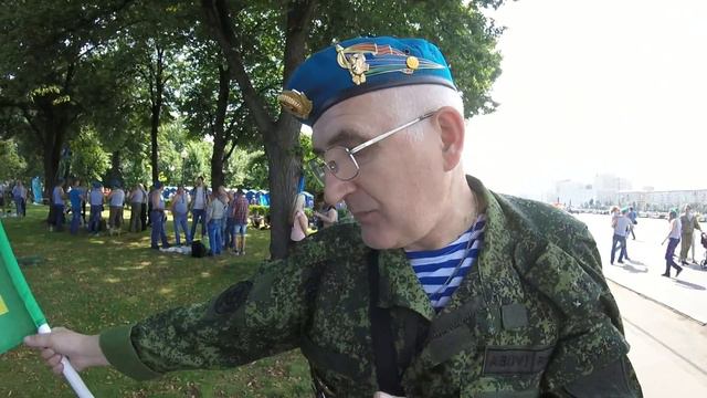 День ВДВ в Парке Горького.ОПРОС десанта "Чего испугался во время службы?" смотреть онлайн