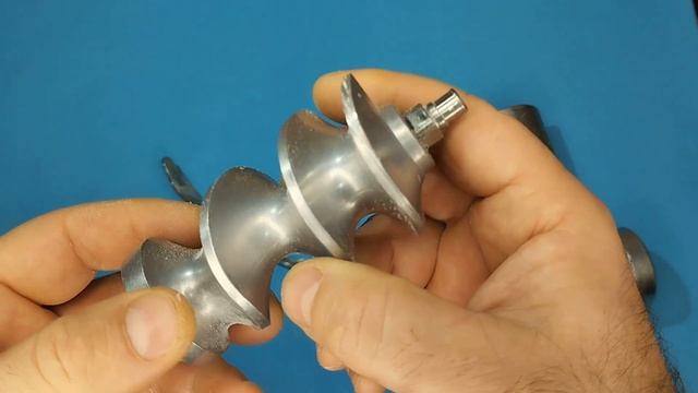 Что делать, если мясорубку заклинило ложкой? смотреть онлайн