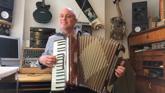 Simply Fly on Moreschi 80 Bass Accordion смотреть онлайн