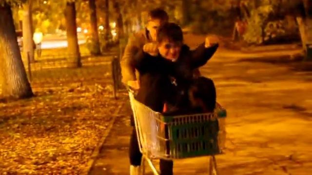 Очередное видео про то, как человек падает. смотреть онлайн