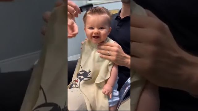 Cute Baby Hair Cut ?? Funny Video смотреть онлайн
