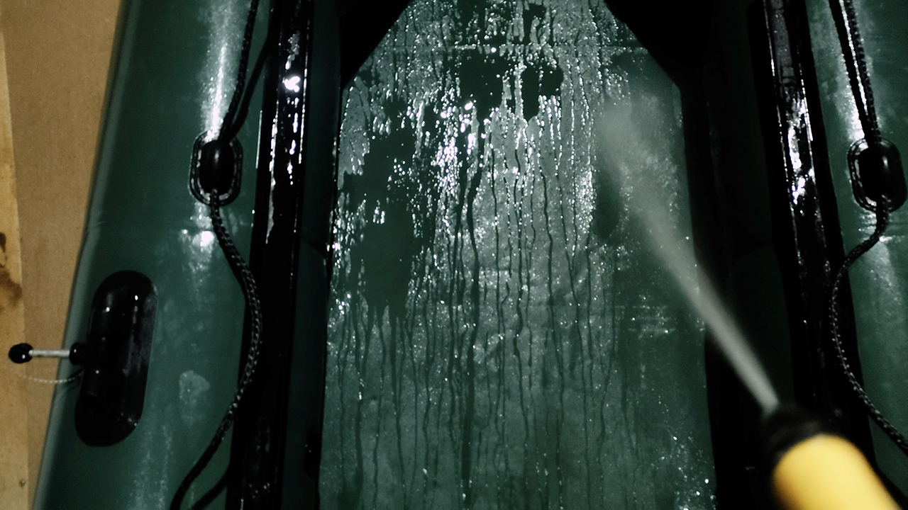 Помыл лодку. Готовлю к поклейке брони. смотреть онлайн