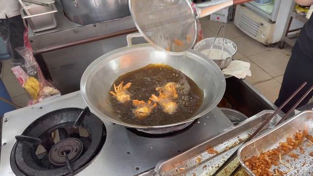 Vietnam trip. Amazing delicious fried soft shell crab. Street food of Ho Chi Minh City. смотреть онлайн