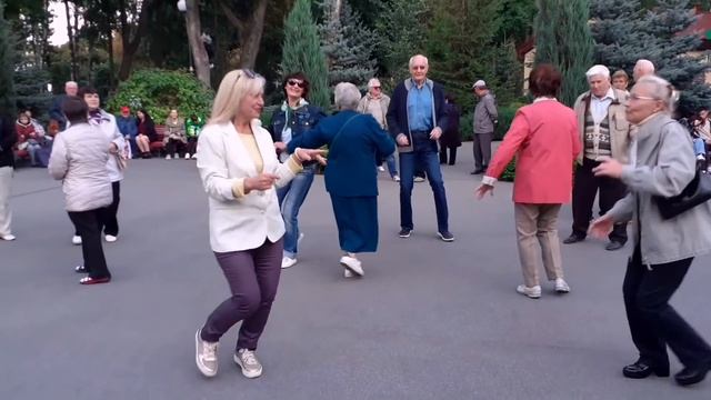 ТВОЯ МАРКИЗА!????/ТАНЦЫ В ПАРКЕ ГОРЬКОГО ХАРЬКОВ СЕНТЯБРЬ 2021 смотреть онлайн