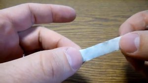 Как развести огонь при помощи фольги от жевательной резинки и обыкновенной батарейки