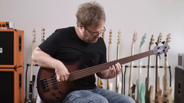 CORT FRETLESS BASS - Artisan B4FL MHPZ смотреть онлайн