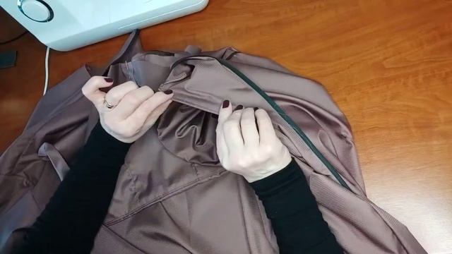 20.5. Как сшить плащ. Втачивание капюшона в горловину. Часть5. смотреть онлайн