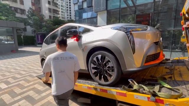 GAC AION Y! Машину забрали с автосалона. Привезли на парковку. смотреть онлайн