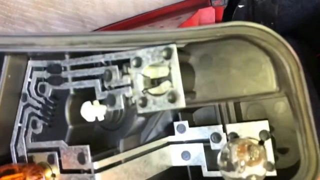 Accessing & Replacing Renault rear bulbs смотреть онлайн