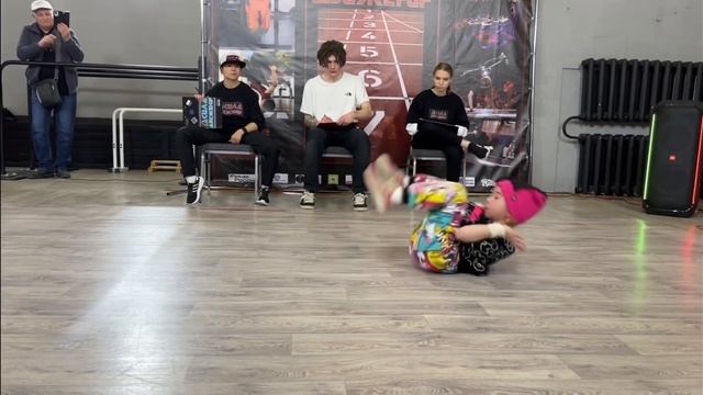 ❤️ Я и брейк-данс ?♀️3 выхода ❤️Одно из моих увлечений. Ребята , подписывайтесь на канал смотреть онлайн