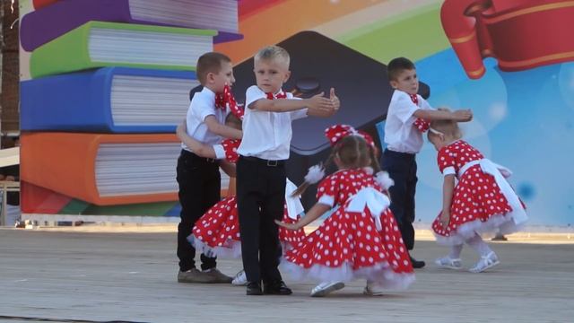 ХОРОШО, ЧТО ТЫ ЖИВЕШЬ НА СОСЕДНЕЙ УЛИЦЕ )))ДЕТСКИЙ САД № 8 смотреть онлайн