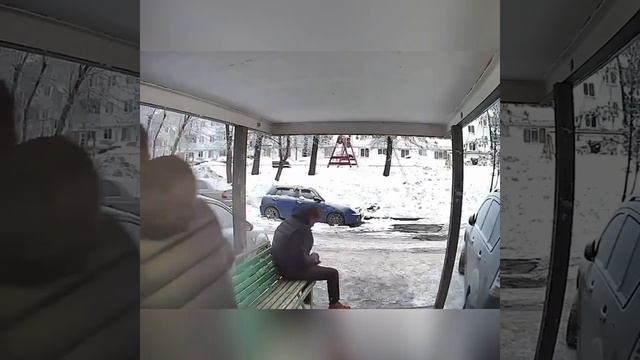 На камеру домофона попали уставшие ребята.