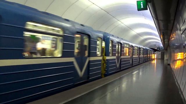 Метропоезд 81-540.5/541.5 прибывает на станцию метро Волковская смотреть онлайн