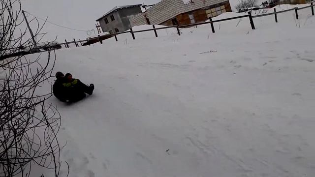 Катаемся с горки со старшим сыном! смотреть онлайн