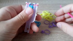 Плетем браслет РАДУГА ? на рогатке из резинок крючком. Урок: Плетение из резинок