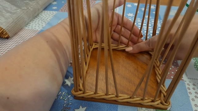 Салфетница из бумажных трубочек.Трудности плетения. смотреть онлайн