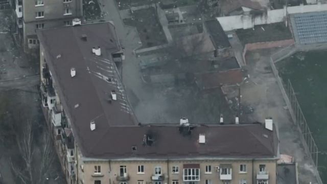 Мариуполь. Поражение Краз и БДМ во дворе. Пр-т Металлургов, 21. 13.04.22г. смотреть онлайн