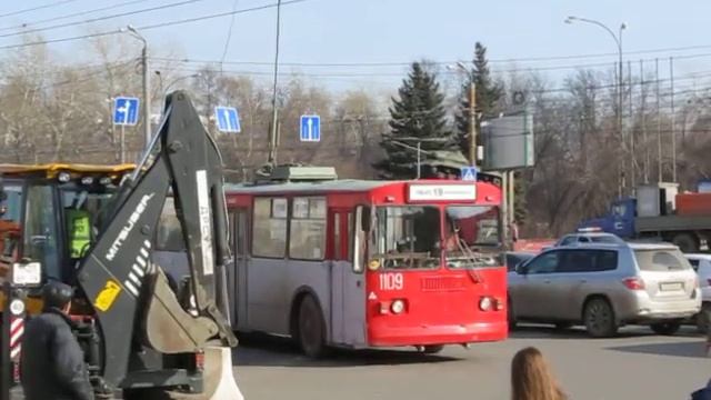 09.04.2012 Объезд провала в асфальте на Комс площади-2 смотреть онлайн