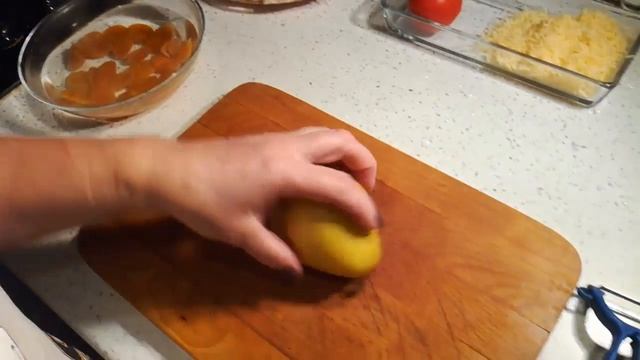Куриные рулетики с курагой и грушей,с круглым картофелем. смотреть онлайн