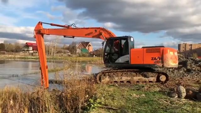 Гусеничный экскаватор Hitachi с удлиненной стрелой смотреть онлайн