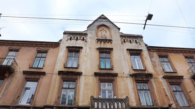 ????Нетуристический Львов - Прогулка по красивым улицам - Здание тюрьмы и старые дома Болталка Lviv смотреть онлайн