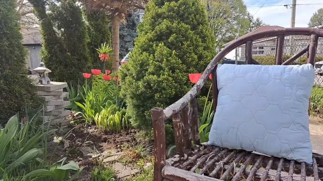 A Tiny Garden Space | Front Yard Garden Tour смотреть онлайн