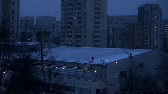 мужики чистят крышу от снега, пока я слушаю музыку с денди смотреть онлайн