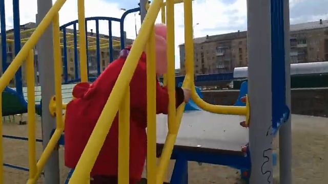 Играем на детской площадке. Учим цвета. Диана с мамой изучили цвета по бубликам. Катания с горки! смотреть онлайн