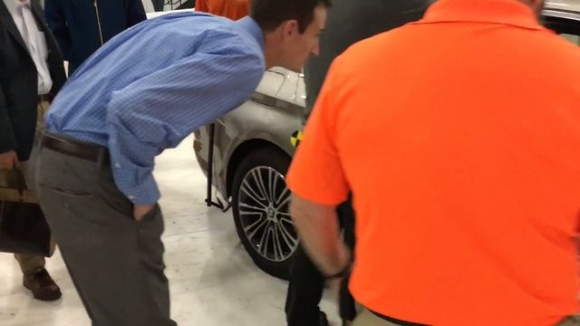 2017 BMW 540i Small Overlap crash test at IIHS (Behind The Scenes) смотреть онлайн