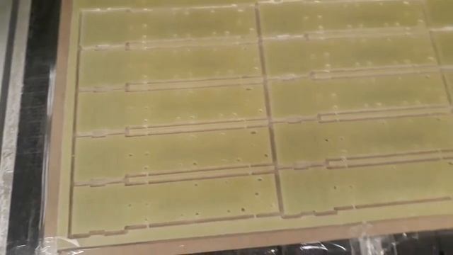 Обработка стеклотекстолита 4мм на стоянке с ЧПУ, фреза кукуруза 3 мм. смотреть онлайн