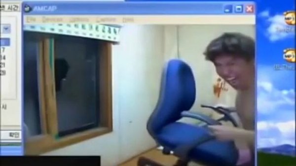 китаец дико орет и ломает окно