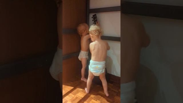 Что за песня? Помогите угадать мелодию. Близнецы играют на гитаре нарушая авторские права на Ютубе: смотреть онлайн