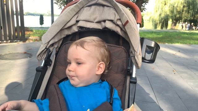 Мама готує Ромчику їжу на природі біля озера, перед сном смотреть онлайн