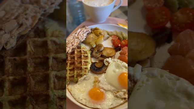 Кабачковые вафли , артишок, грибы , слабосоленая семга и помидоры чери с яичницей ❤️