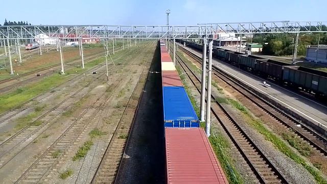 ВЛ10У-752. Прибывает с контейнерами на станцию Свирь. смотреть онлайн