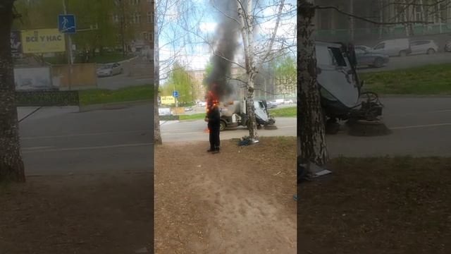 12.05.2015 возгорание уборочной техники на Кирова (Ижевск) смотреть онлайн