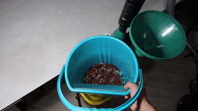 2020.09.25 Комбайн для сбора клюквы своими руками из ведра и ковшика. Чистка собранной клюквы смотреть онлайн