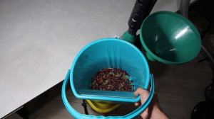 2020.09.25 Комбайн для сбора клюквы своими руками из ведра и ковшика. Чистка собранной клюквы