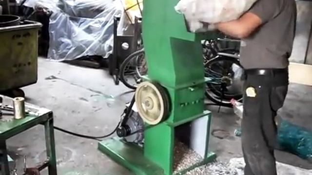 PRUEBA DE MOLINO PARA PLASTICO MODELO EEA10 https://www.youtube.com/watch?v=8p9QpFGrthU смотреть онлайн