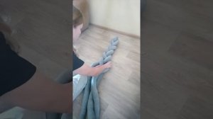Бортики косичка в детскую кроватку. Как плести тройную косичку. Как сшить бортик косу из трикотажа.