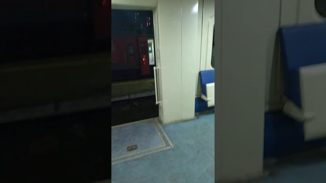 встречные электропоезда эп3д и эд9э на станции Починки. смотреть онлайн