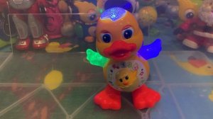 Музыкальная игрушка уточка. Танцует и поет.