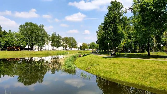 Сквер Фестивальный в начале лета. Гомель. Беларусь смотреть онлайн