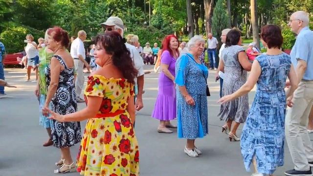 Пой моя гитара ? Танцы в парке Горького Харьков Август 2021 смотреть онлайн